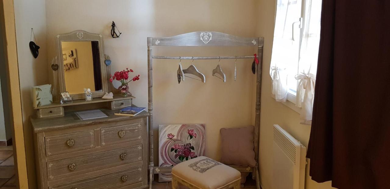 Bed and Breakfast Fenetre Sur Les Alpilles Сен-Мартен-де-Кро Екстер'єр фото
