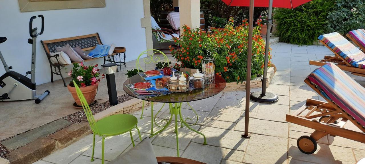 Bed and Breakfast Fenetre Sur Les Alpilles Сен-Мартен-де-Кро Екстер'єр фото