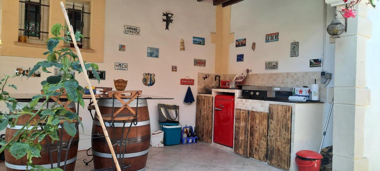 Bed and Breakfast Fenetre Sur Les Alpilles Сен-Мартен-де-Кро Екстер'єр фото